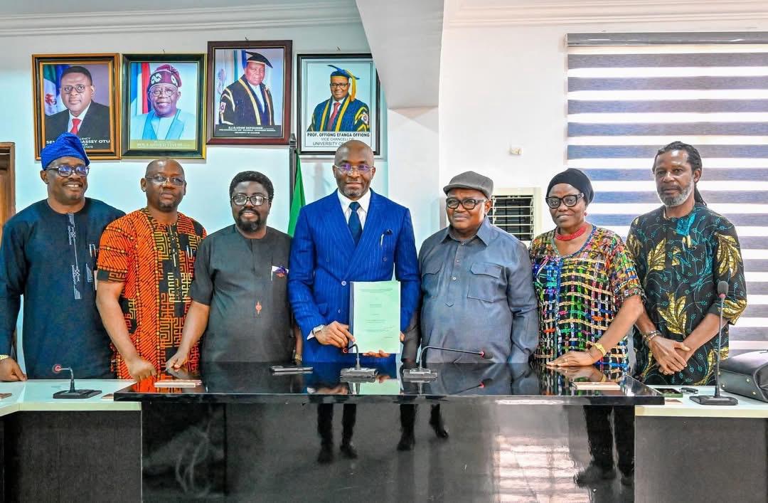 Rt. Hon. Kalu with the VC, Prof. Offiong and senior university officials